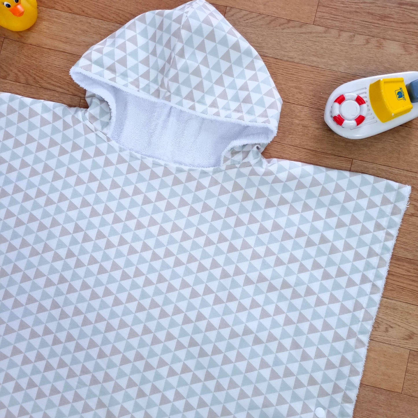 Toalla Poncho. Triángulos Verdes