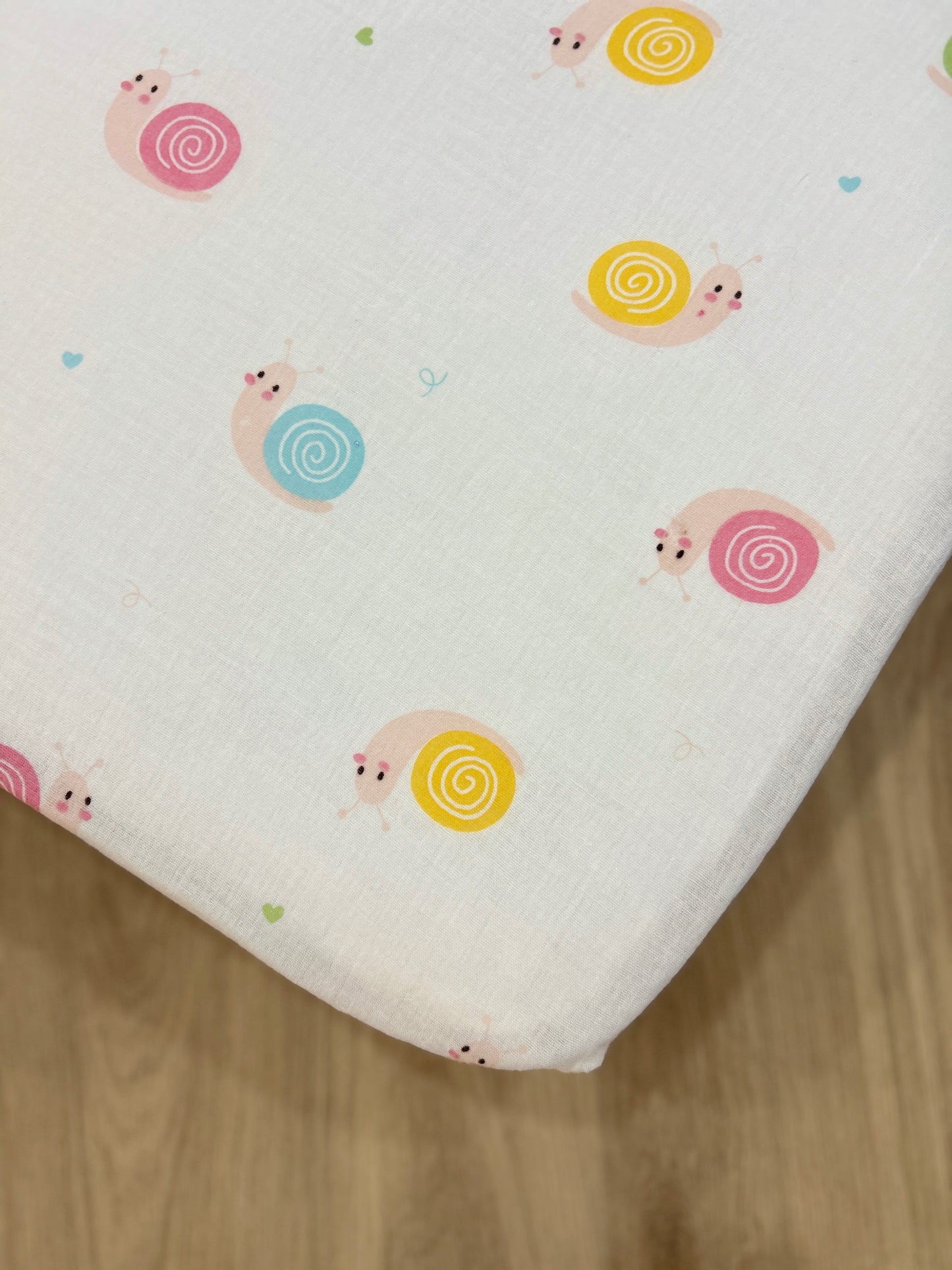 Cubre colchón corral. Muselina de Caracolitos