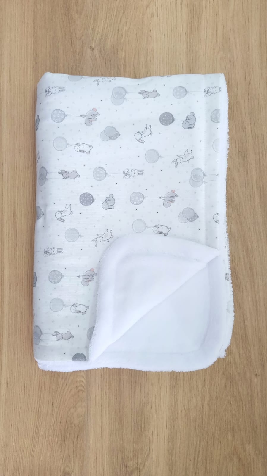 Colcha Polar. Conejitos gris