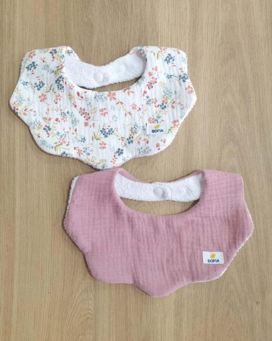 Set de 2 baberos. Muselina Flores y Rosa. R