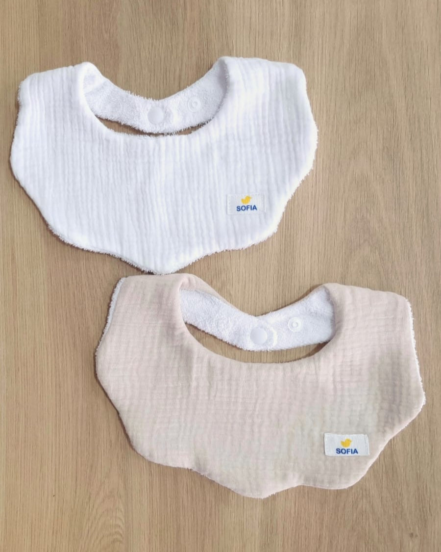 Set de 2 baberos. Blanca y Café. R