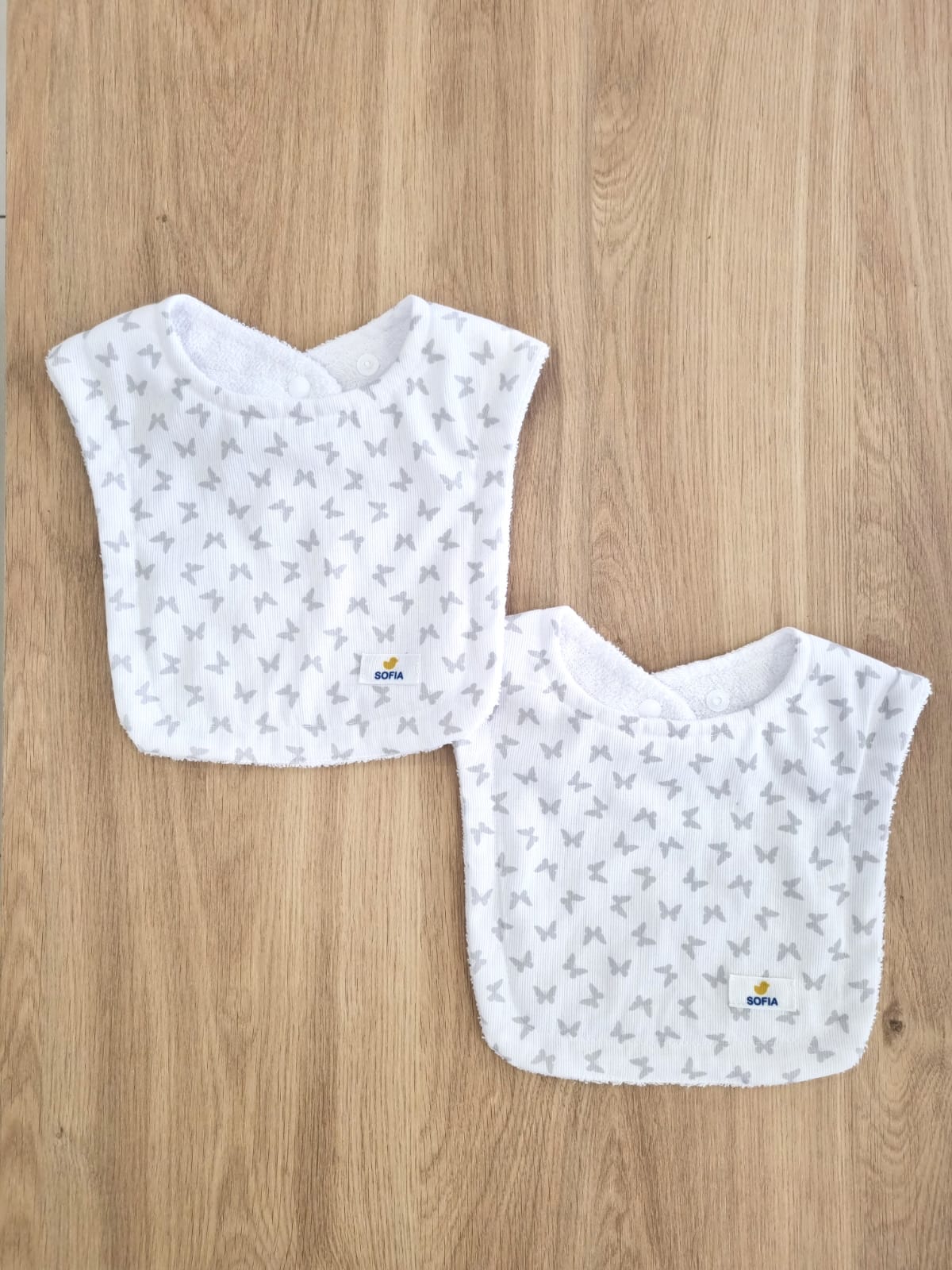 Set de 2 baberos. Mariposas Grises