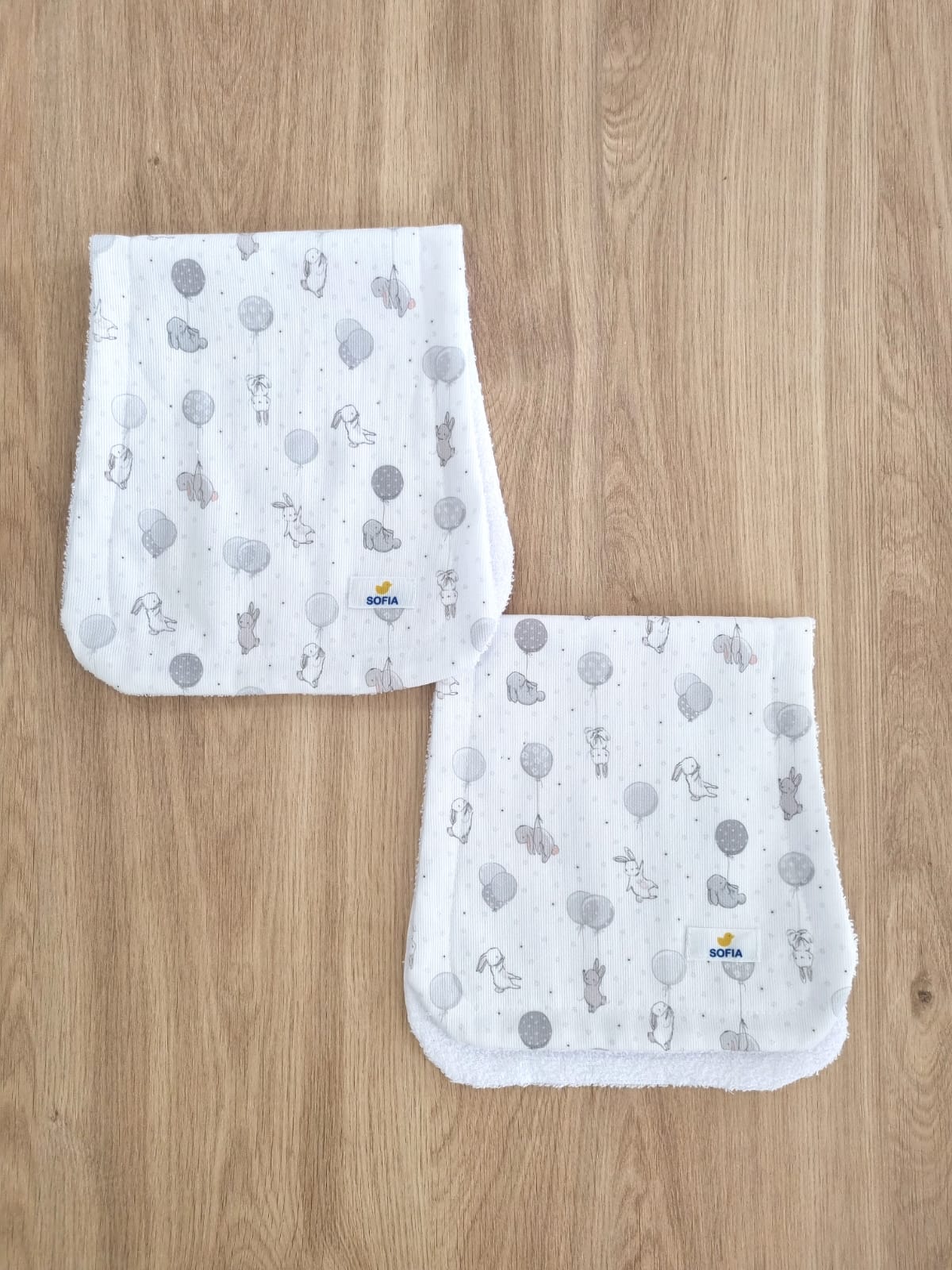 Set de 2 saliveros. Conejitos Grises