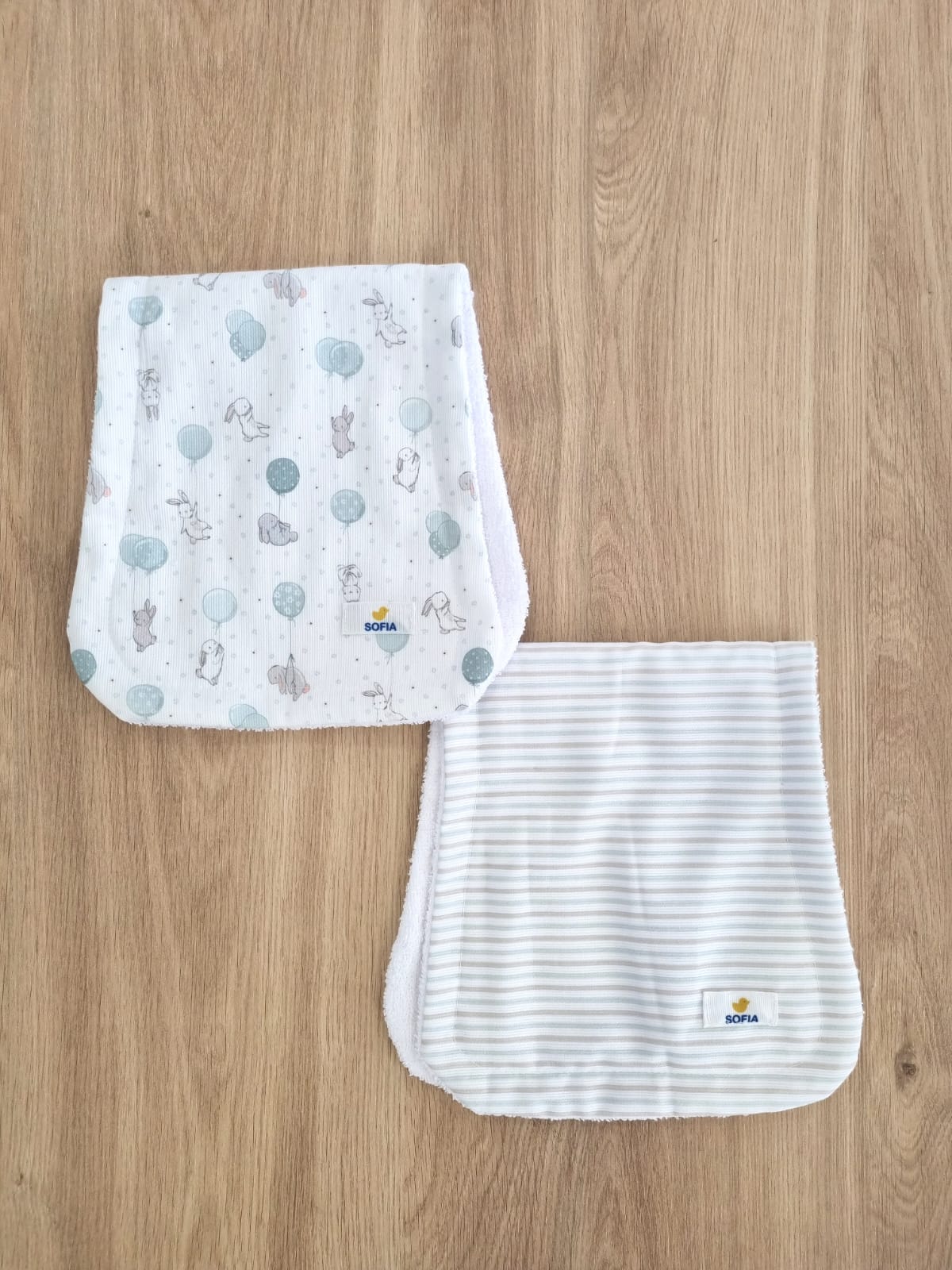 Set de 2 saliveros. Conejitos y Rayas Verdes