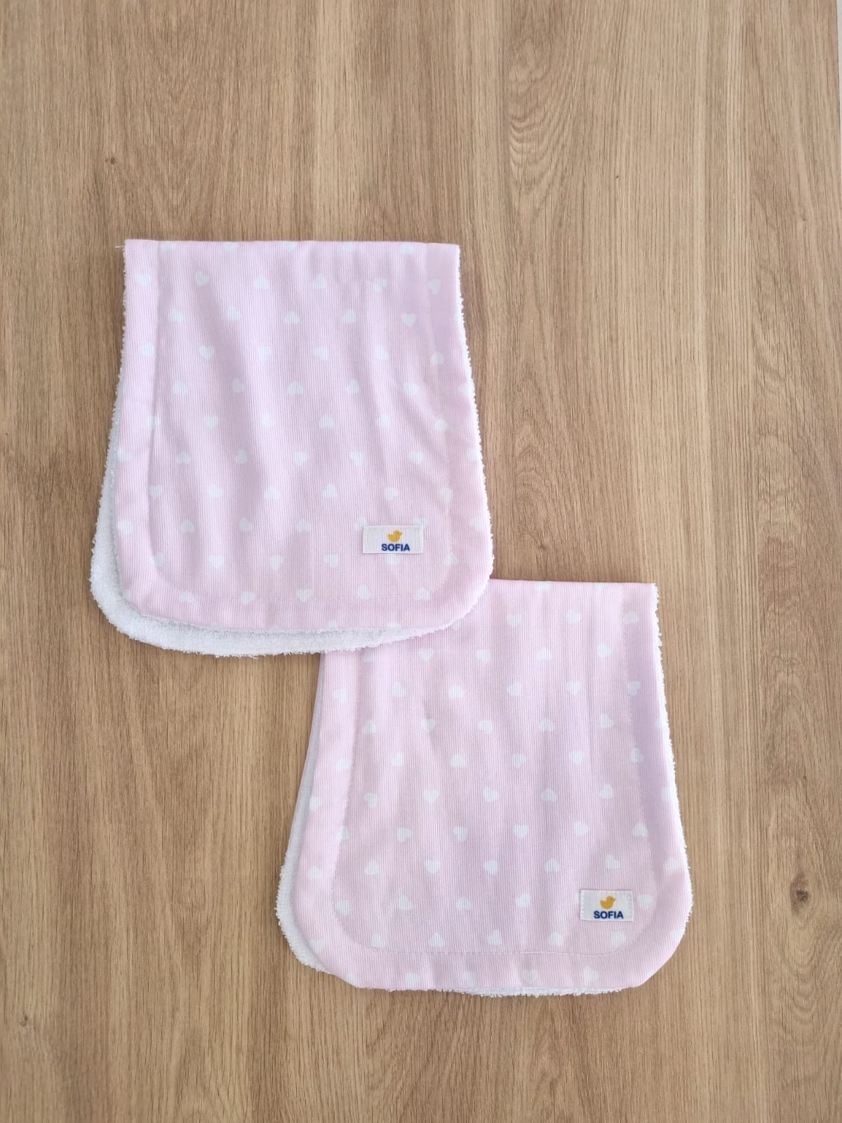 Set de 2 saliveros. Rosa, Corazones Blancos