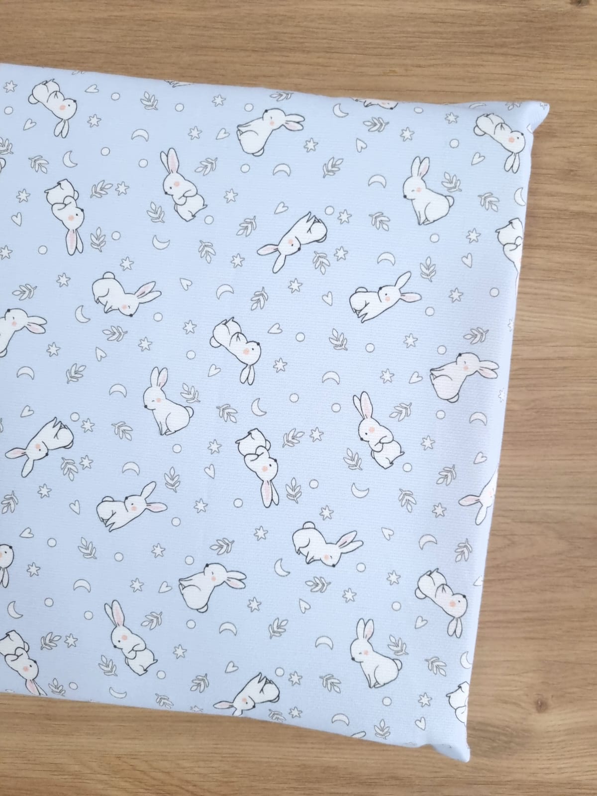 Almohada memory foam. Azul con conejitos