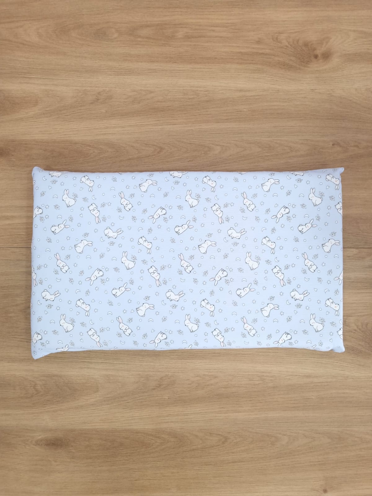 Almohada memory foam. Azul con conejitos