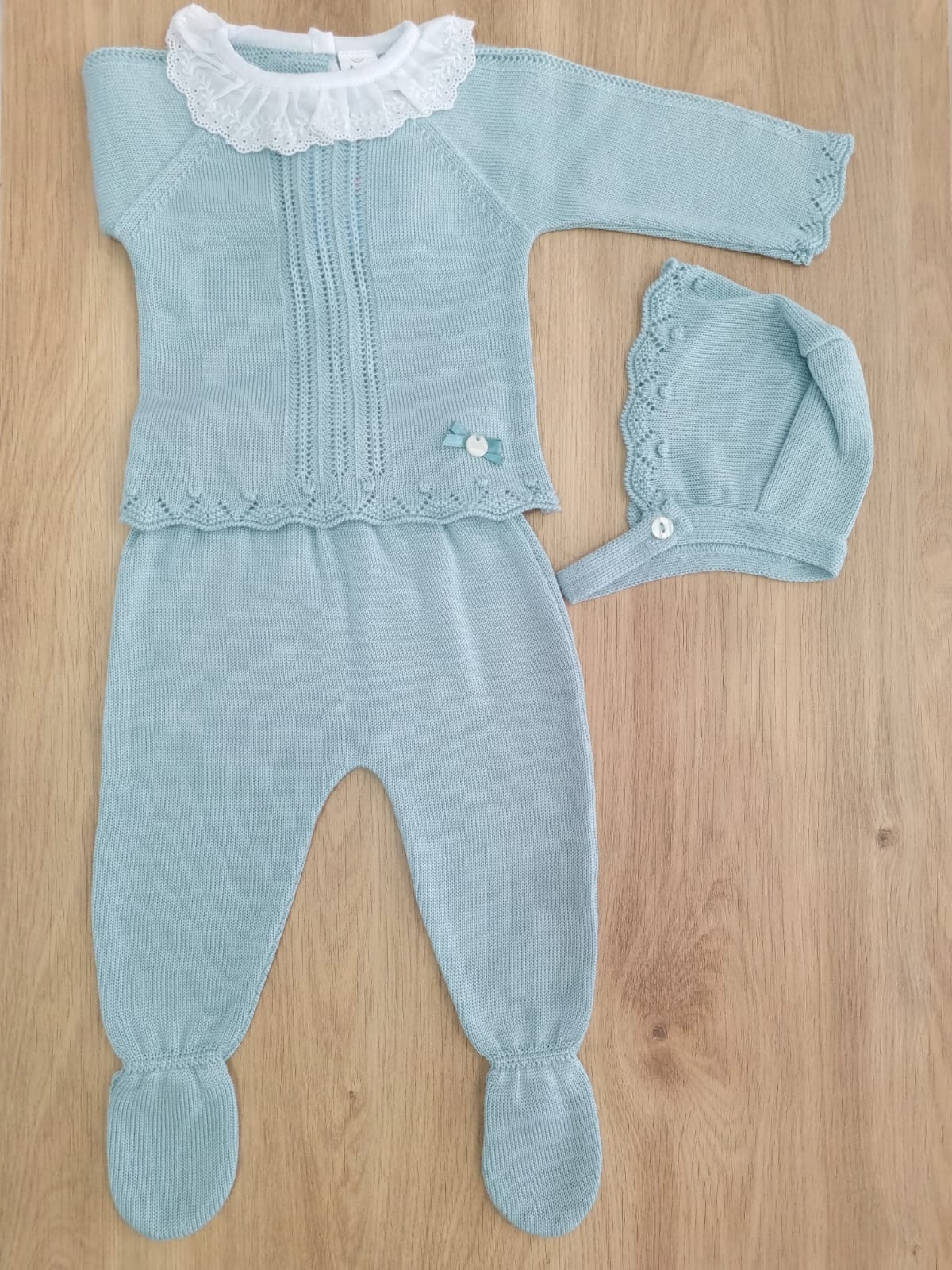 Verde musgo claro con encaje y chonguita a un lado, 3 piezas. 6M