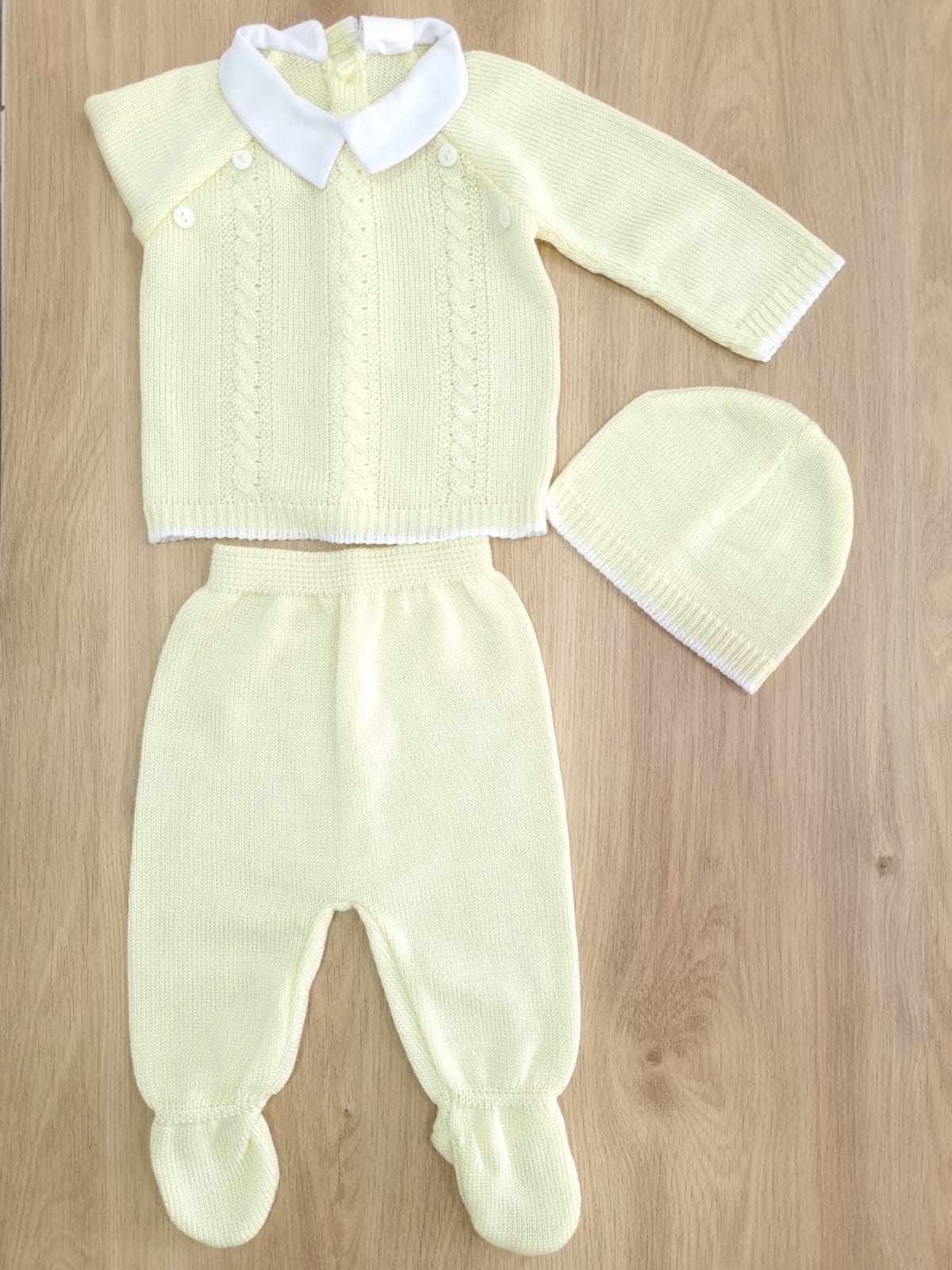 Amarillo con cuellito Blanco 4 botones. 1M