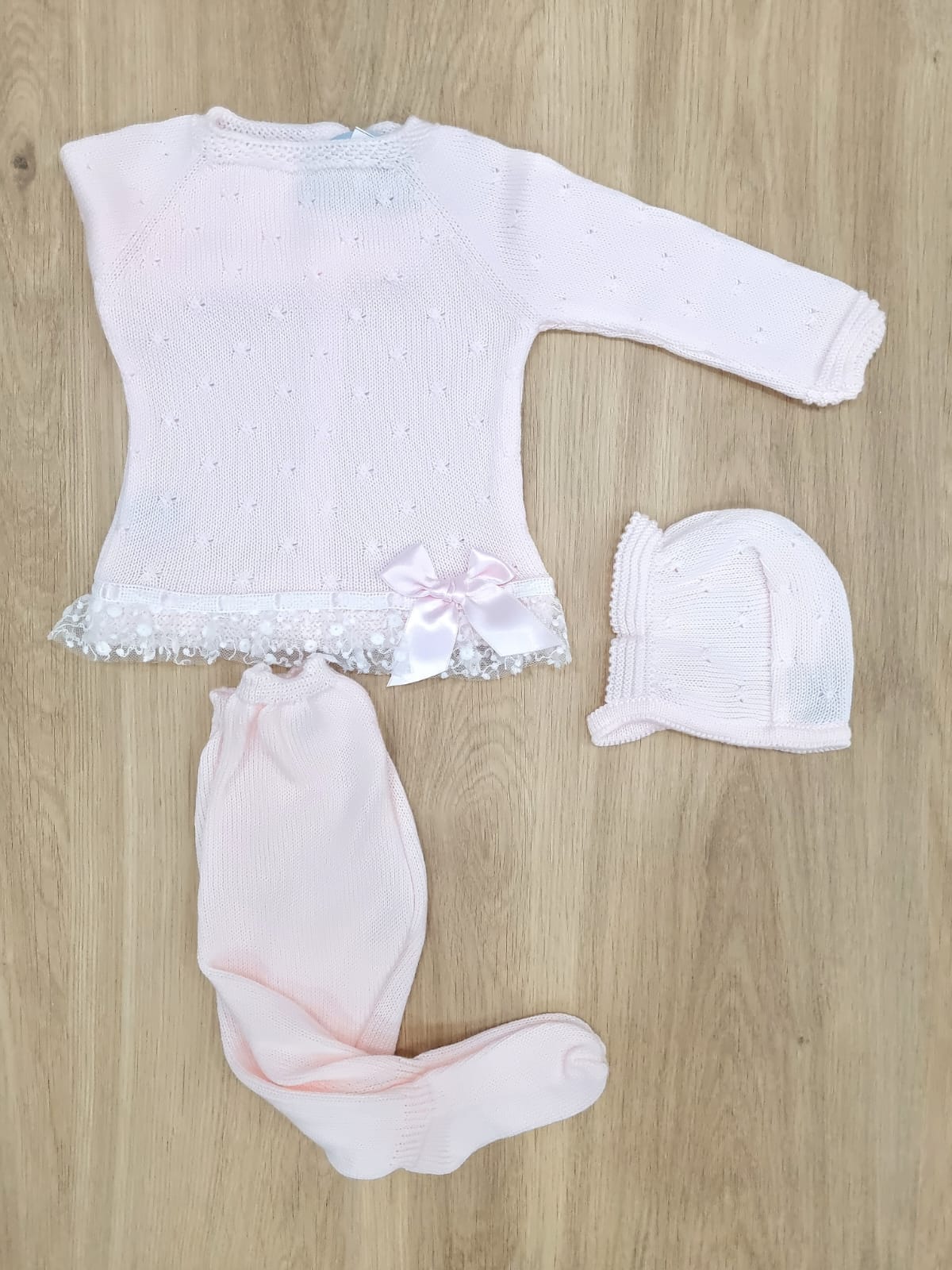 Rosa con chonga y vuelito blanco abajo. 3M