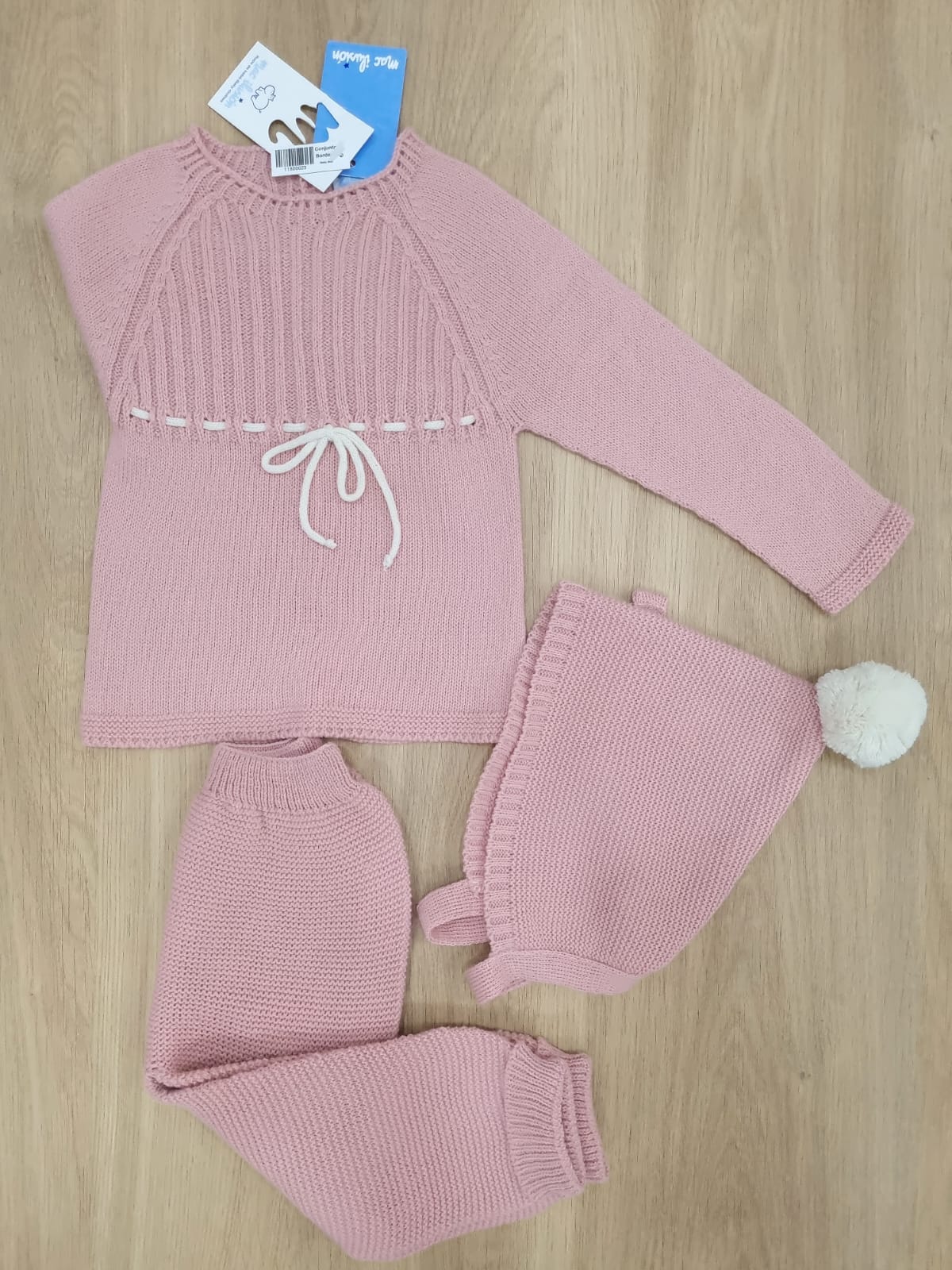 Rosa vieja con lazo café al frente, gorro con pompon. 6M