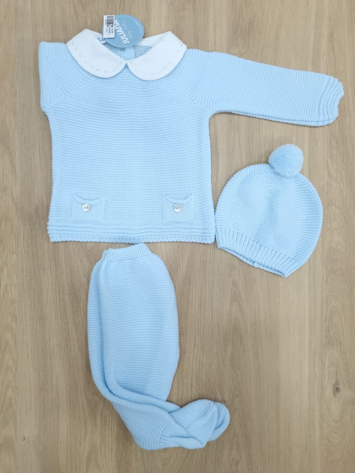 Celeste con cuello blanco y 2 bolsitas. 3M