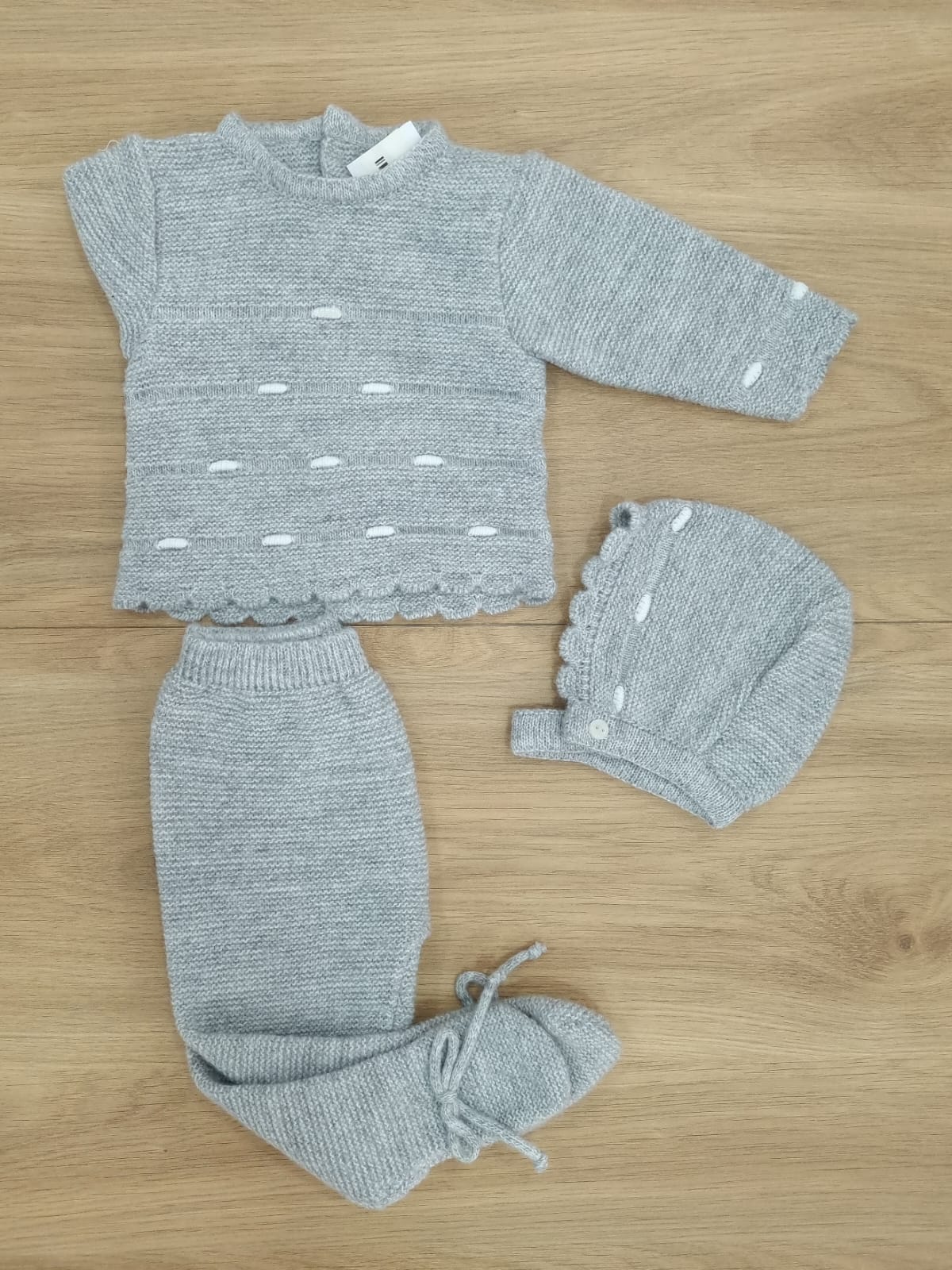 Gris con puntos bordados blancos. 3M