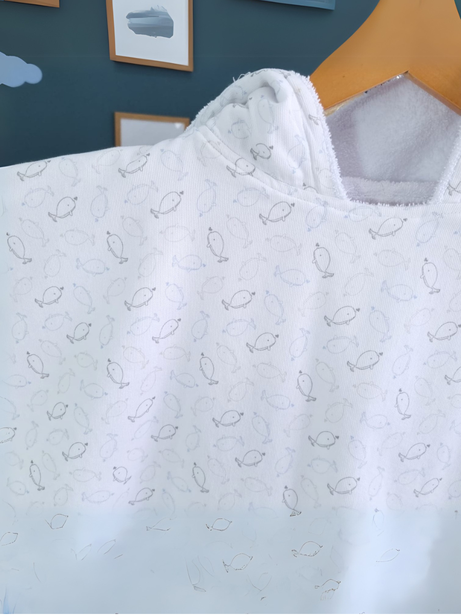 Toalla Poncho. Ballenitas Azules