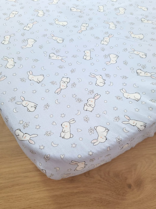 Cubre colchón corral. Azul con Conejitos