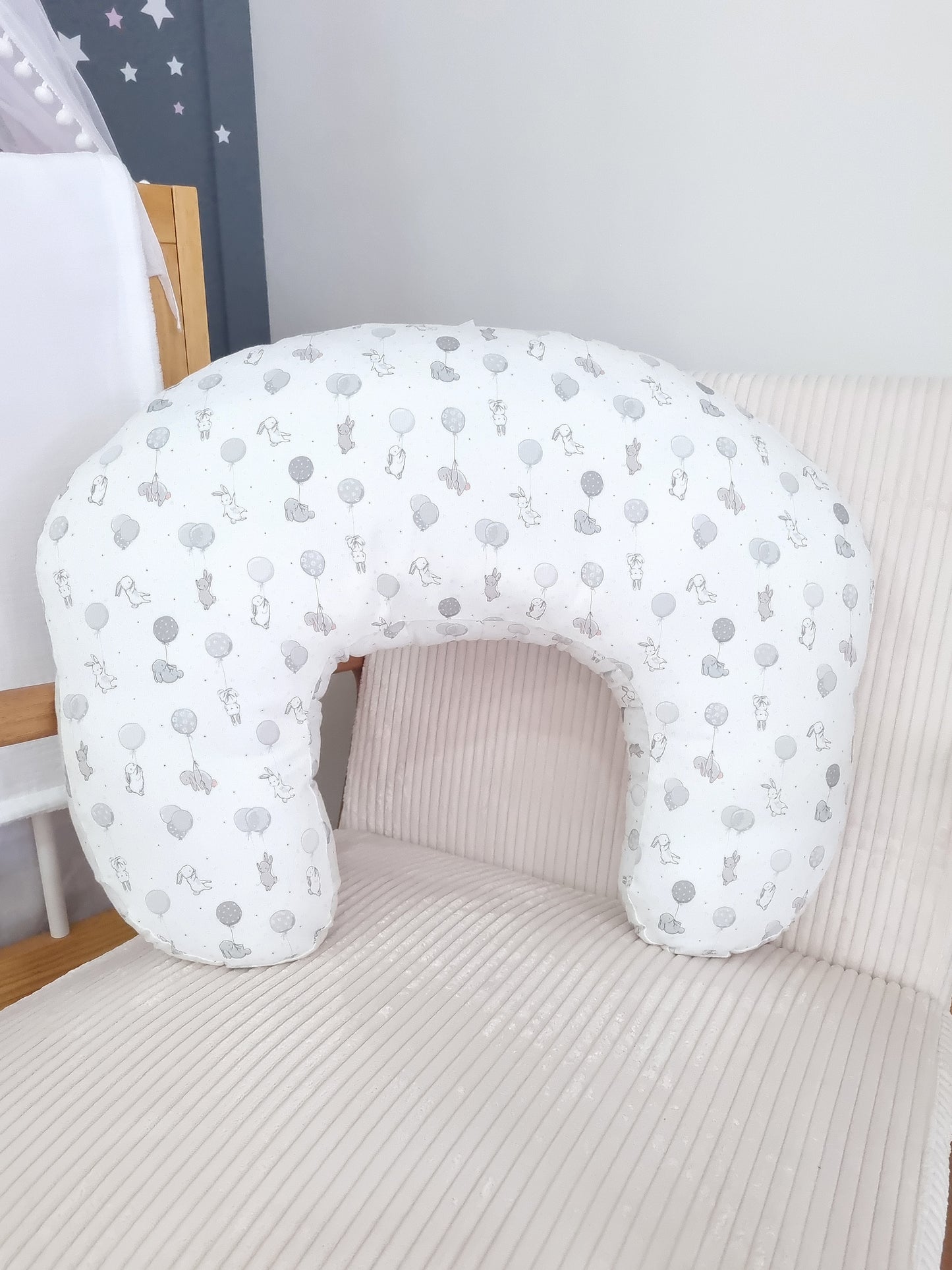 Almohada de lactancia. Conejito Gris