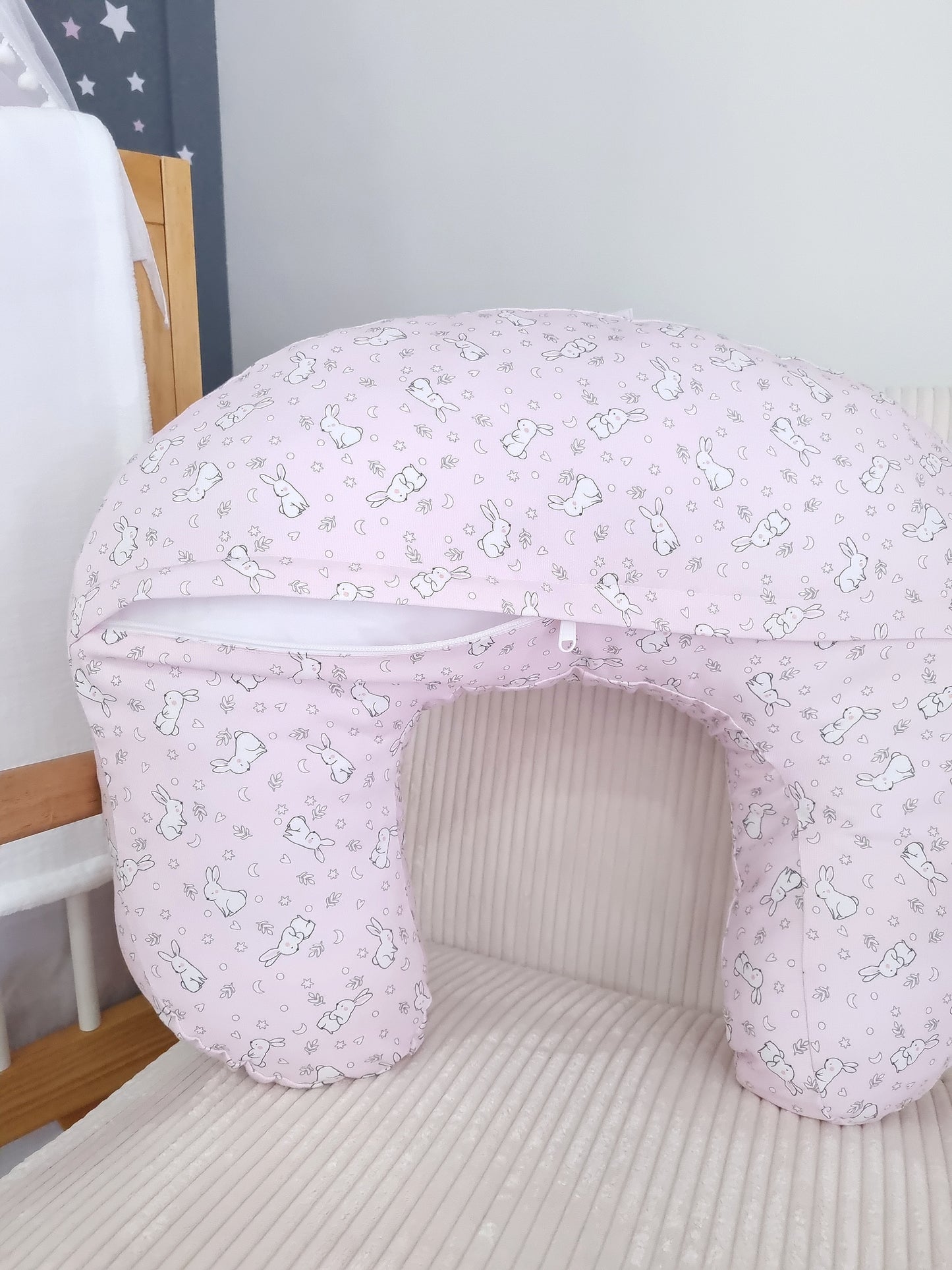 Almohada de lactancia. Rosado con conejitos