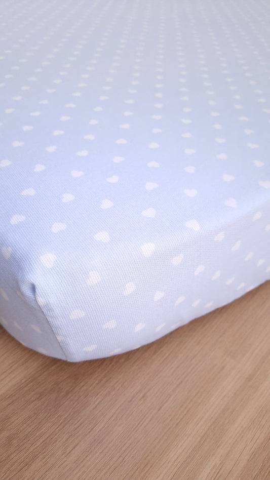 Cubre colchón corral. Azul y Corazones Blancos