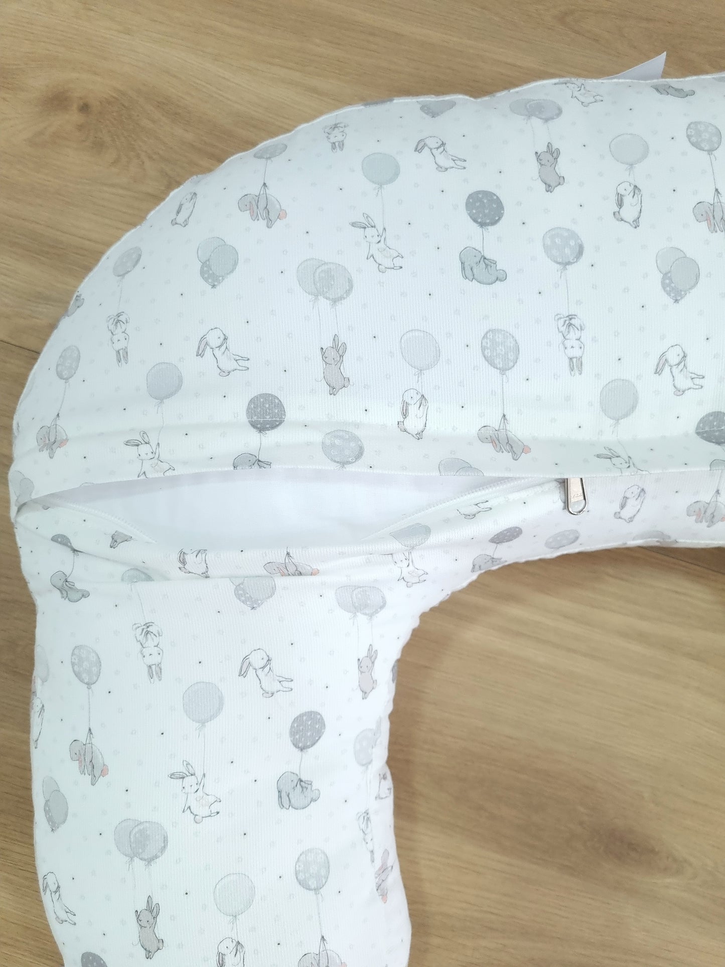 Almohada de lactancia. Conejito Gris