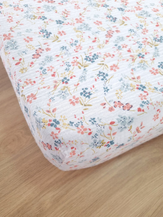 Cubre colchón corral. Muselina de Flores