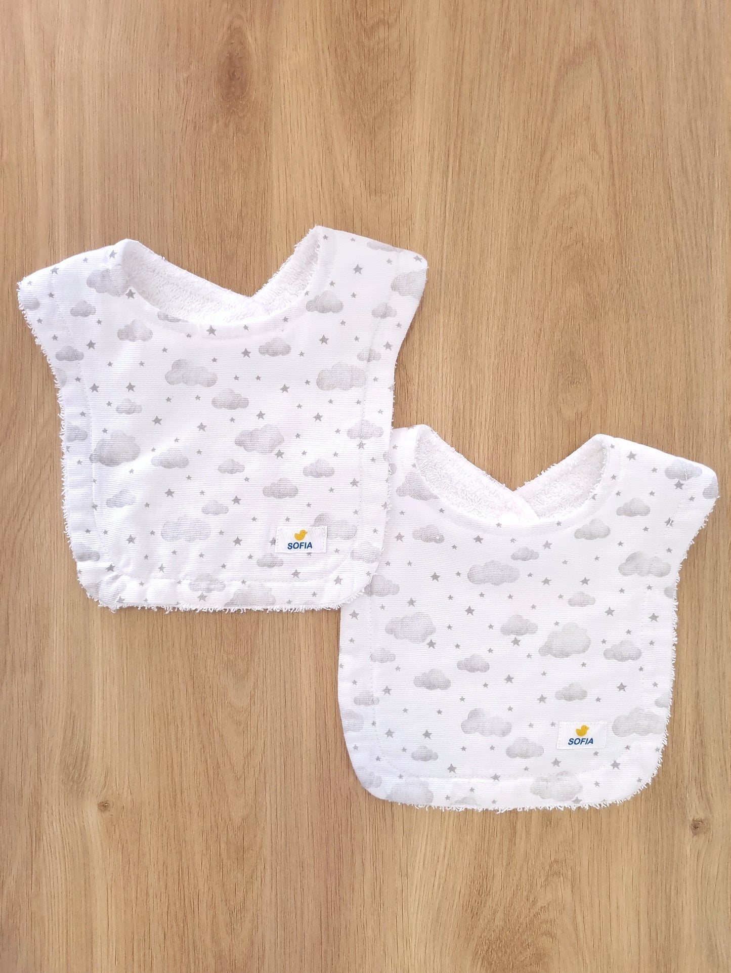 Set de 2 baberos. Nubes Grises