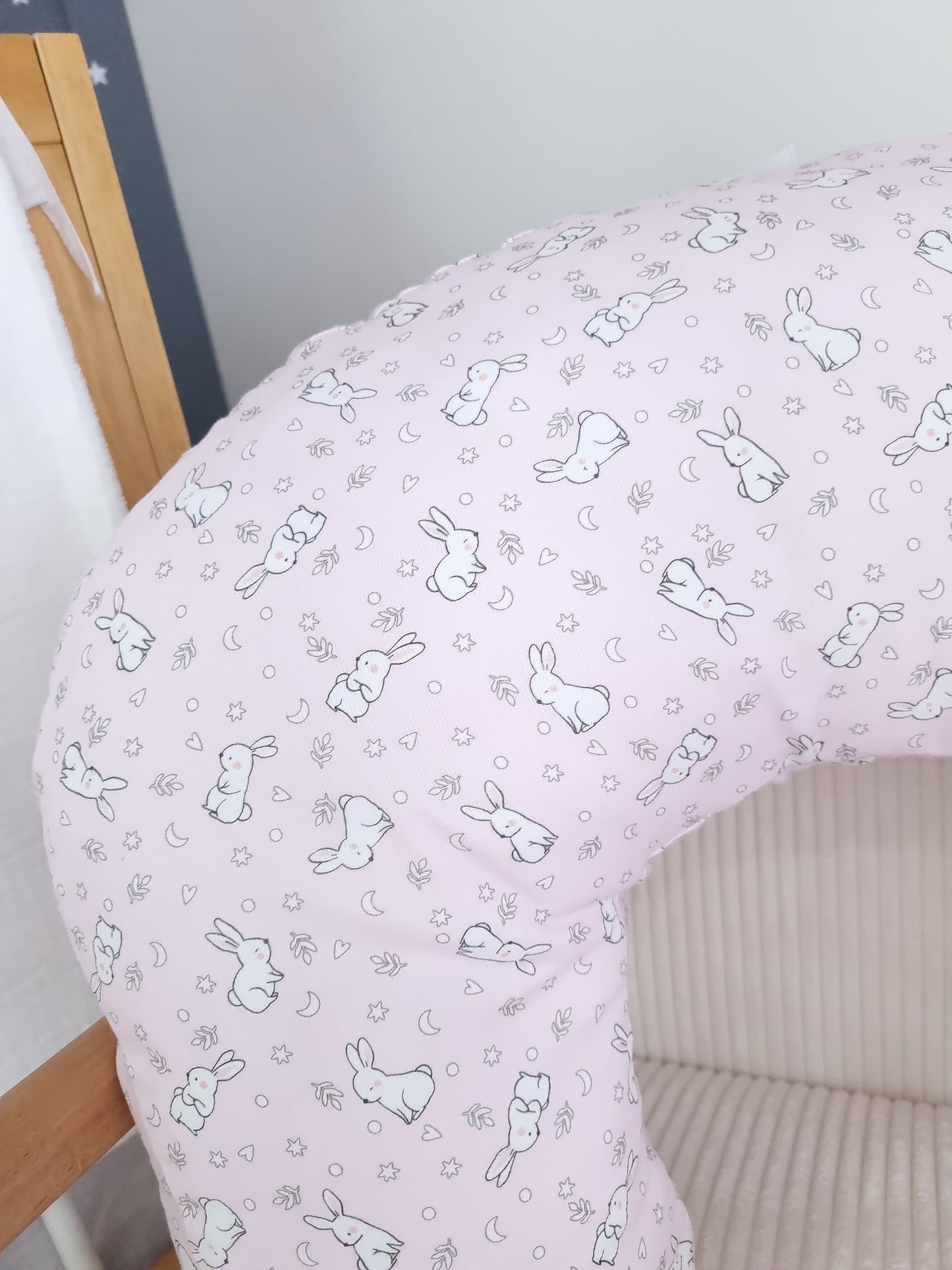 Almohada de lactancia. Rosado con conejitos