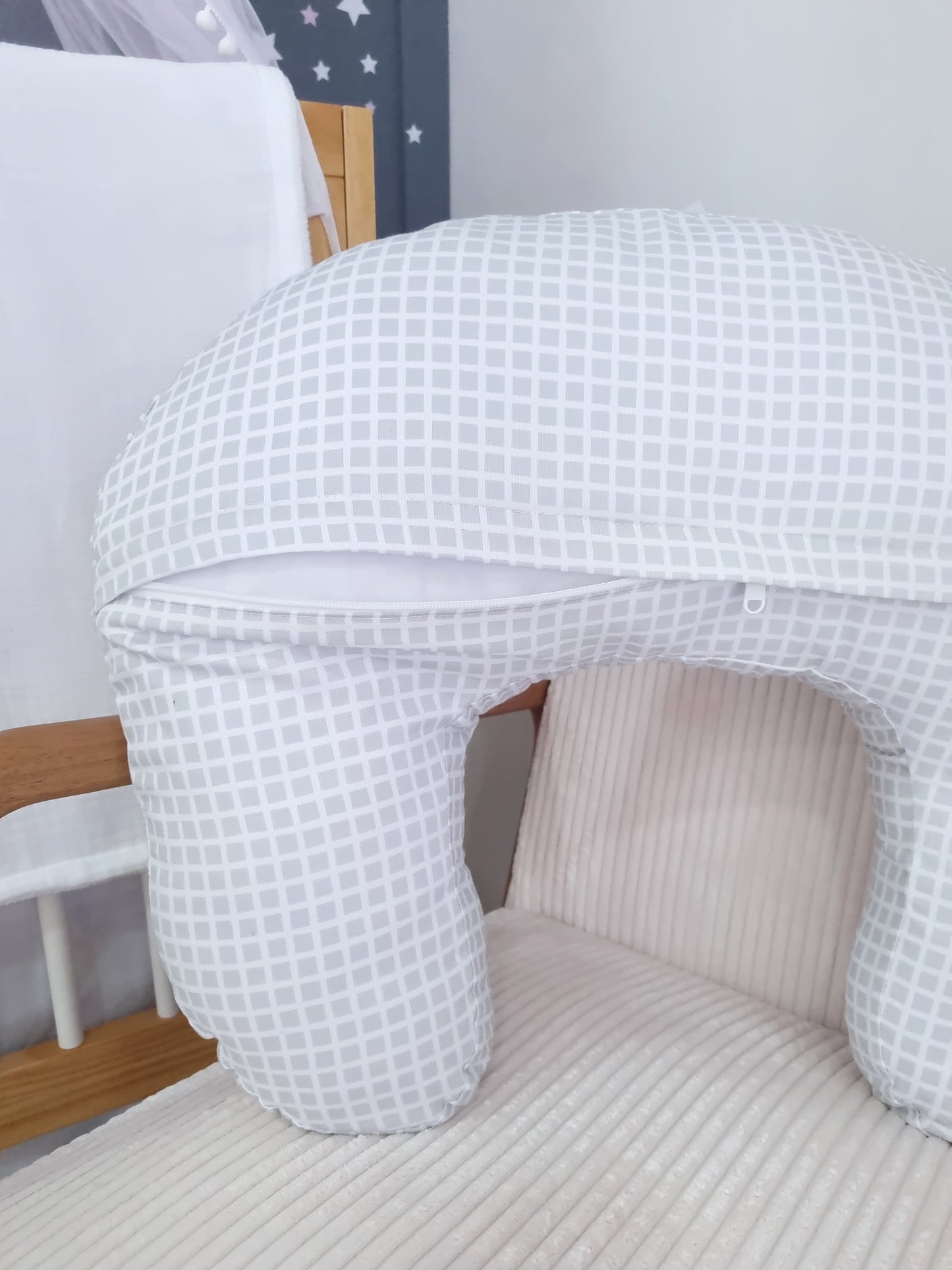 Almohada de lactancia. Cuadros Grises