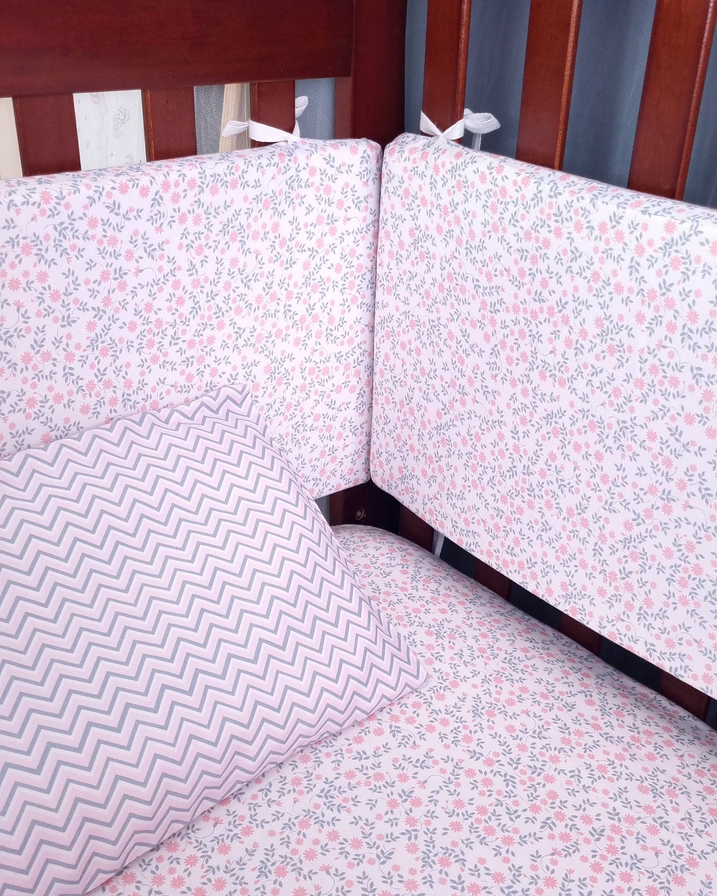 Set de Cuna Pequeño. Flores Rosa y Chevron