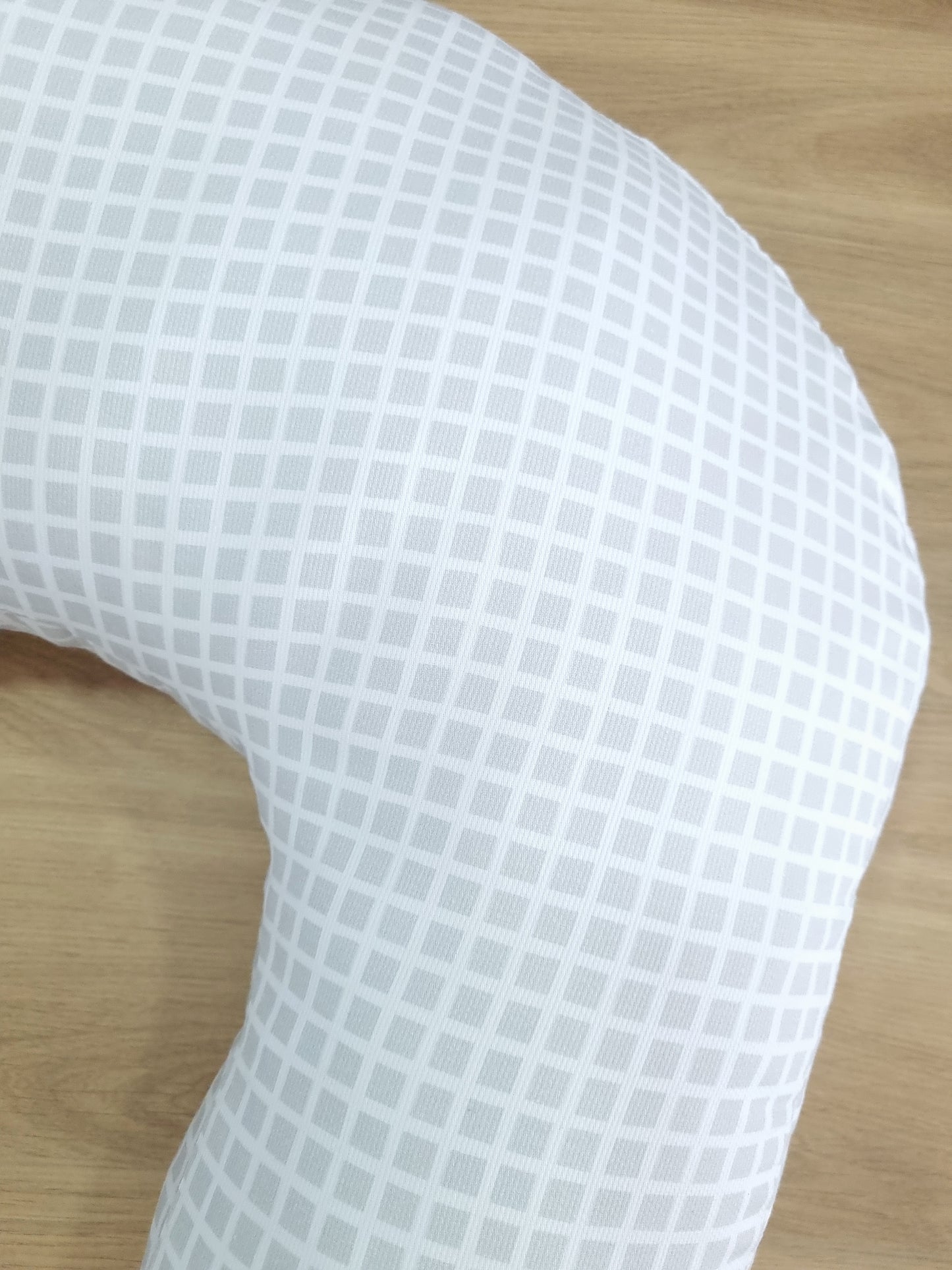 Almohada de lactancia. Cuadros Grises