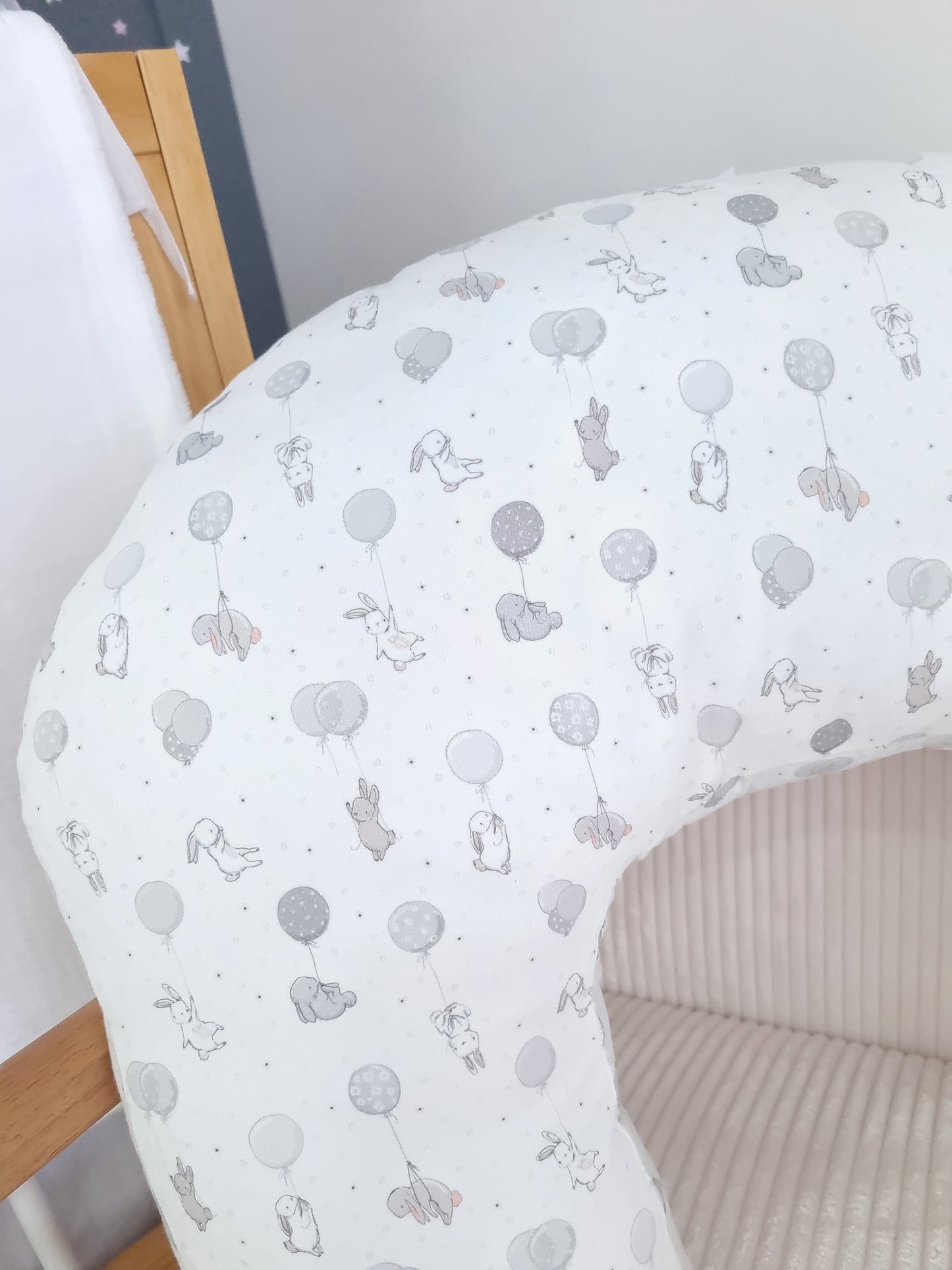 Almohada de lactancia. Conejito Gris