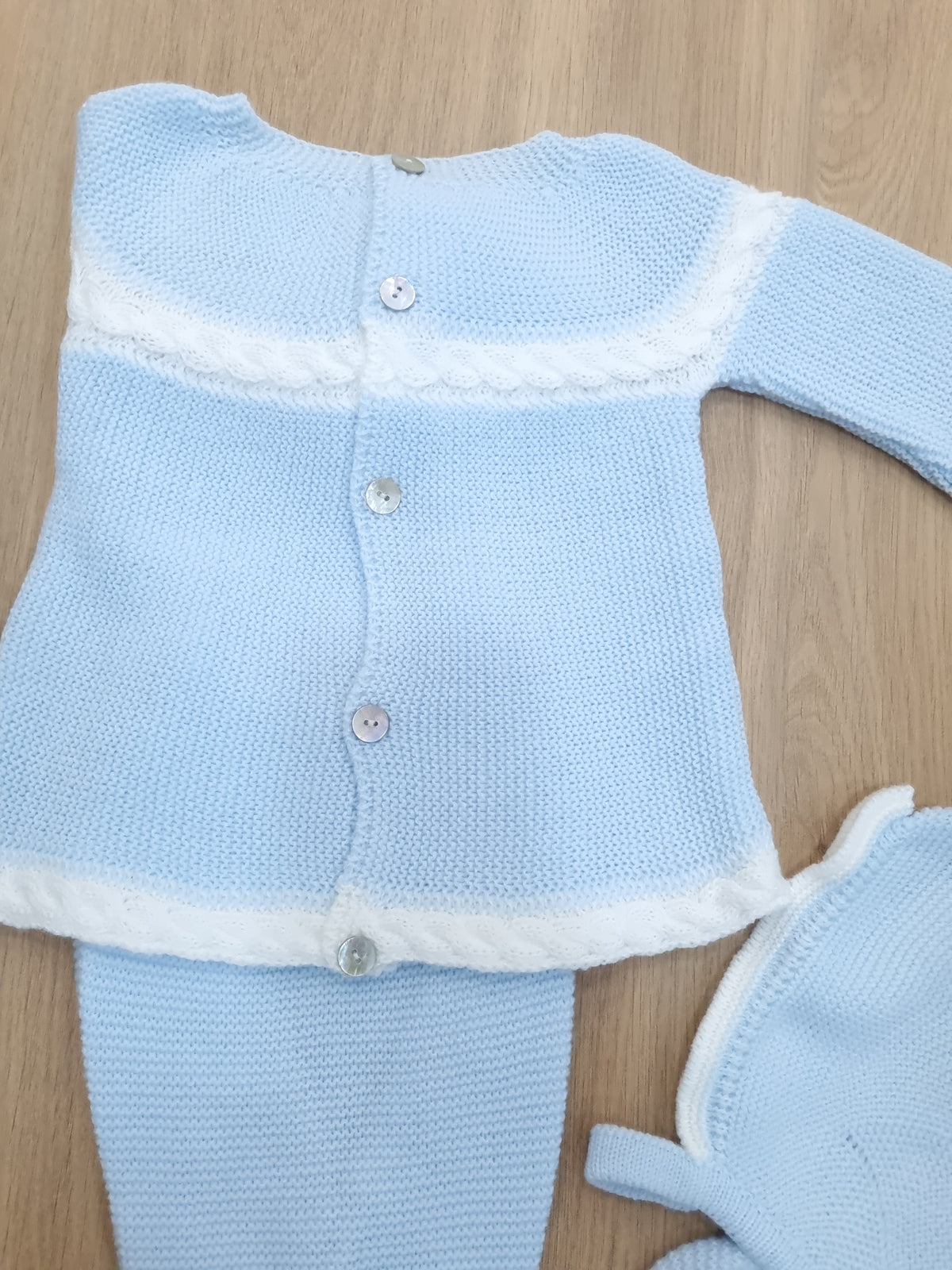 Celeste pastel con detalle de trenza blanco. 6M