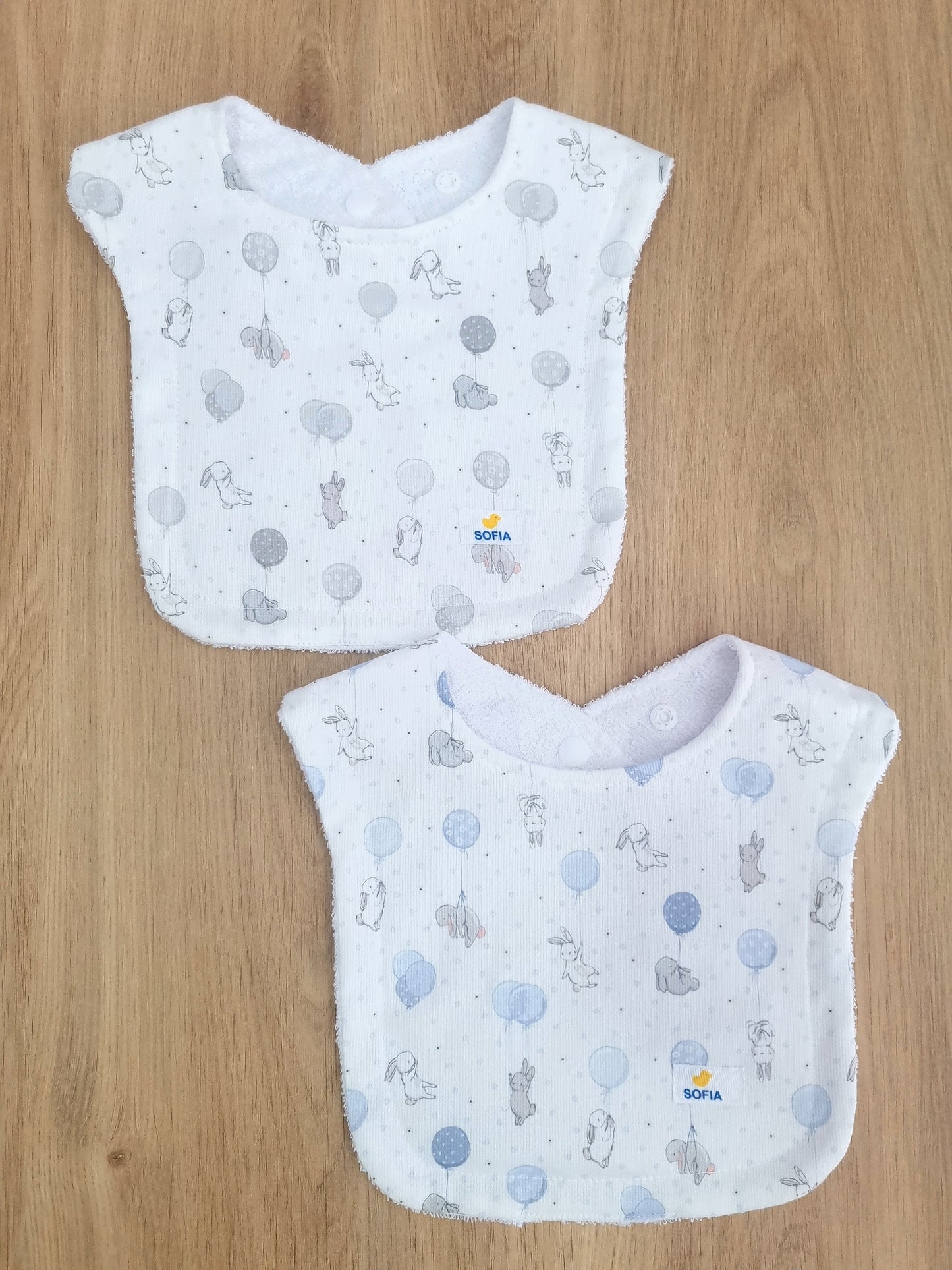 Set de 2 baberos. Conejito Gris y azul