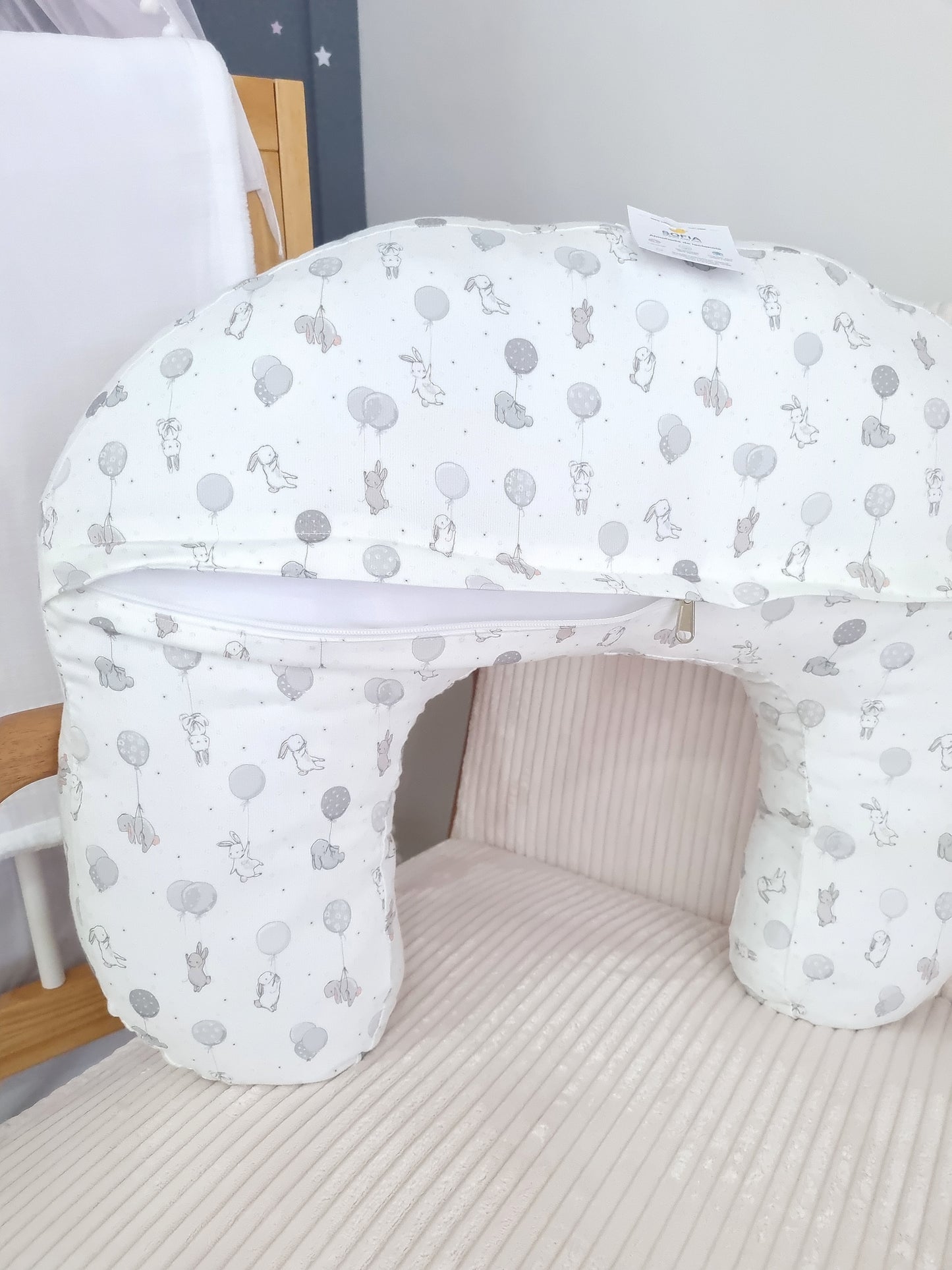 Almohada de lactancia. Conejito Gris
