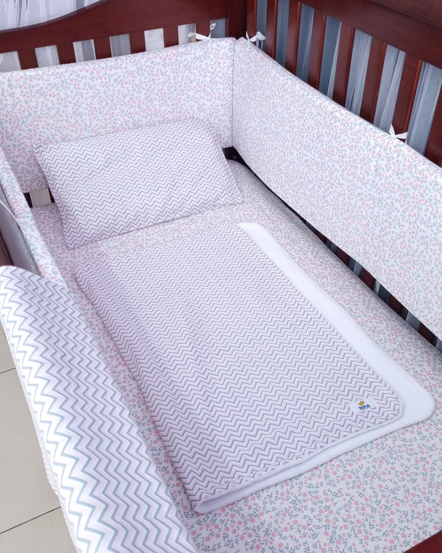 Set de Cuna Pequeño. Flores Rosa y Chevron