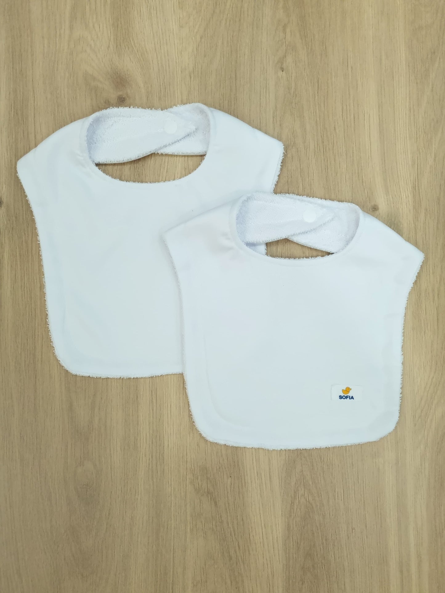 Set de 2 baberos. Blancos
