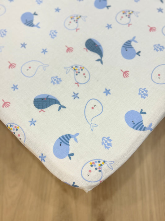 Cubre colchón corral. Ballenita Azul