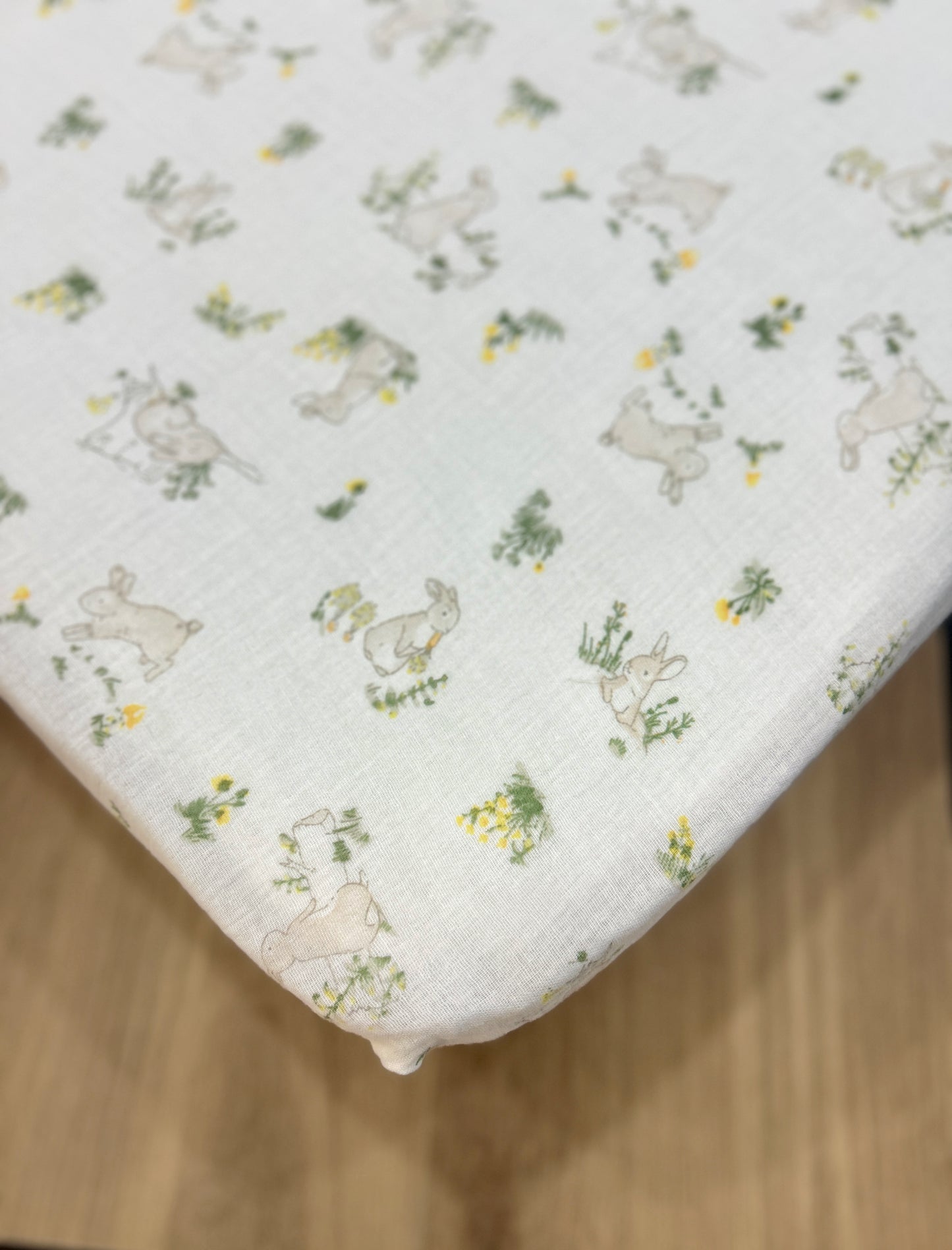 Cubre colchón colecho. Muselina de Conejitos