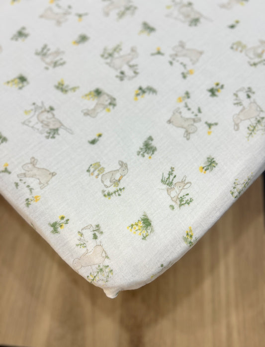 Cubre colchón corral. Muselina de conejitos