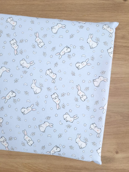 Almohada memory foam. Azul con conejitos