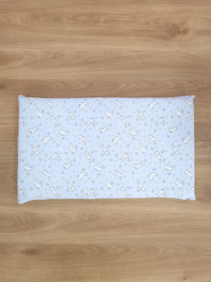 Almohada memory foam. Azul con conejitos