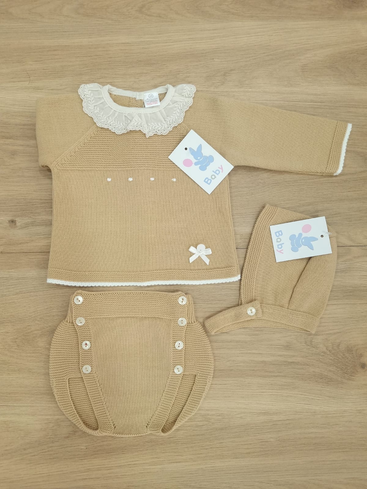 Conjunto mostaza bordado de cubre pañal. 6M