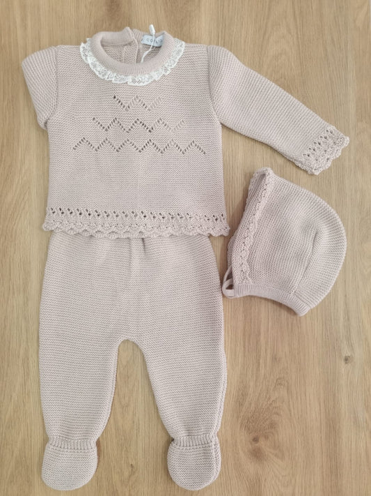 Conjunto Bordado Café con Encaje en el cuello. 3M