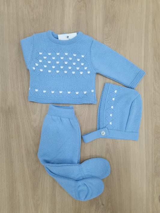 Celeste con bordado de puntos blancos en el pecho y gorro. 00M