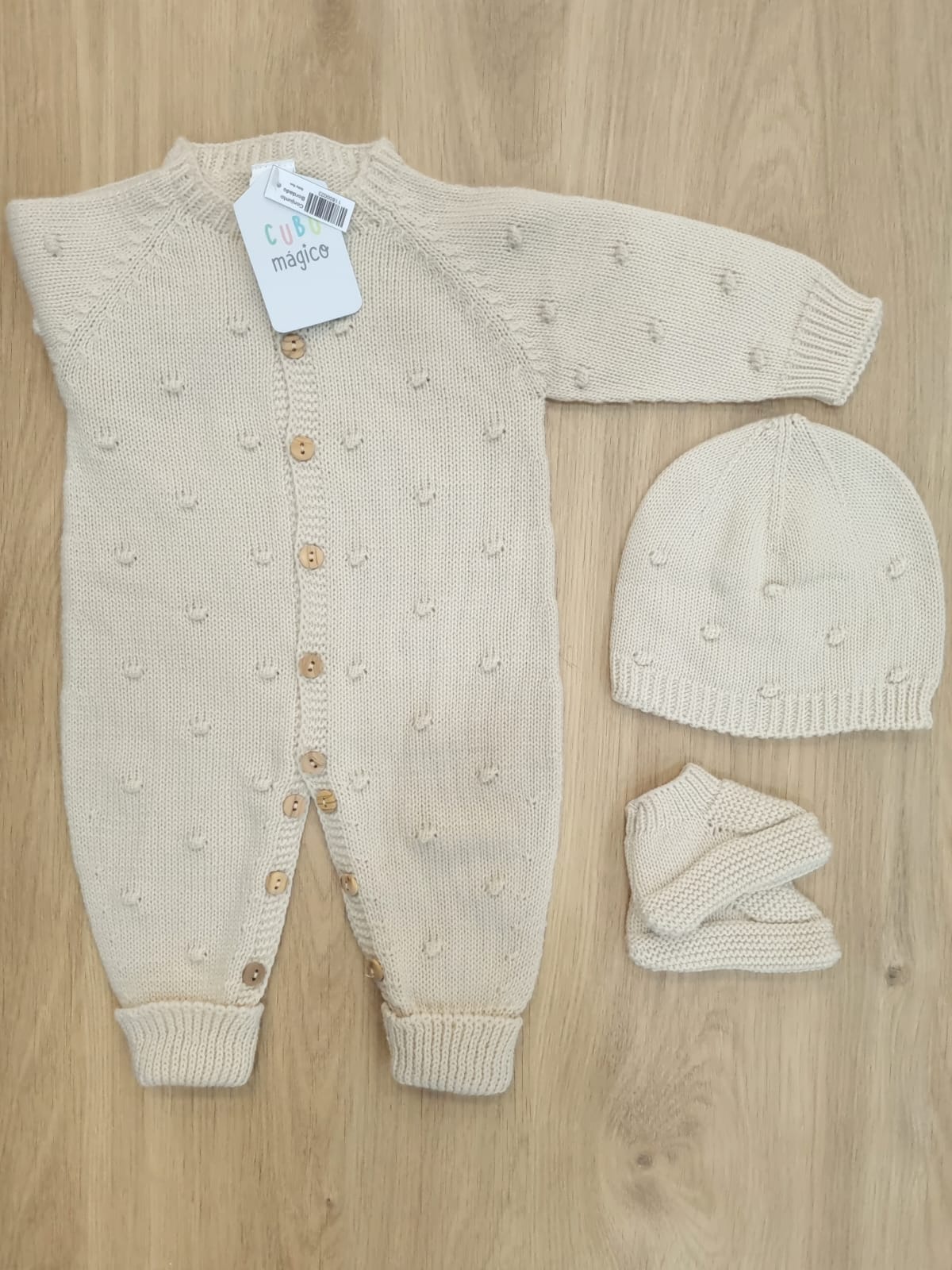 Mameluco Beige bordado con puntitos, incluye zapatos y gorro. 3M