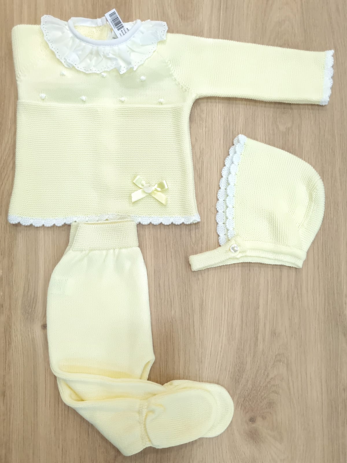 Amarillo con puntitos y cuello blancos con chonguita a un lado. 1M