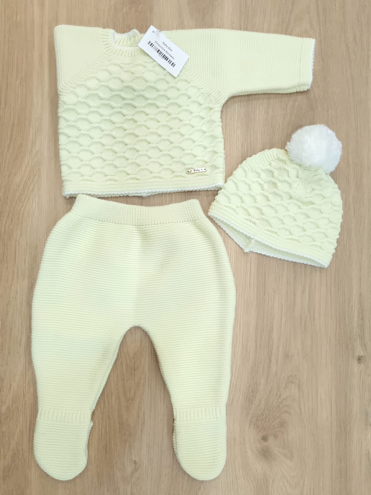 Conjunto Amarillo con orillas blancas, tejido de rombos y gorro con pompon. 00M