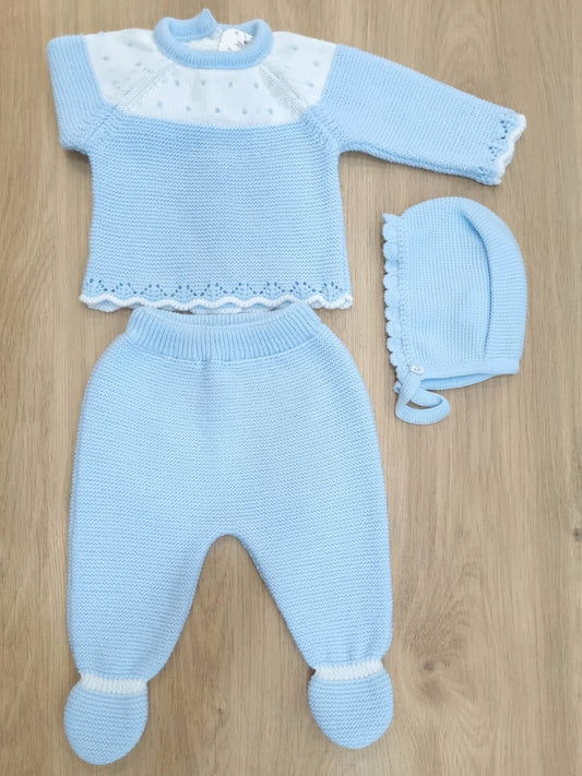 Celeste con bordado blanco en el pecho y puntos celestes. 0M