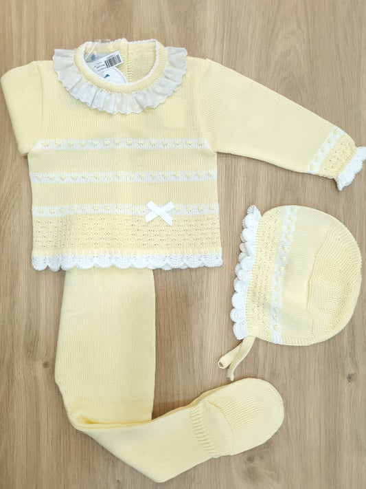 Amarillo con rayas blancas, cuello blanco y chongita a un lado. 6M