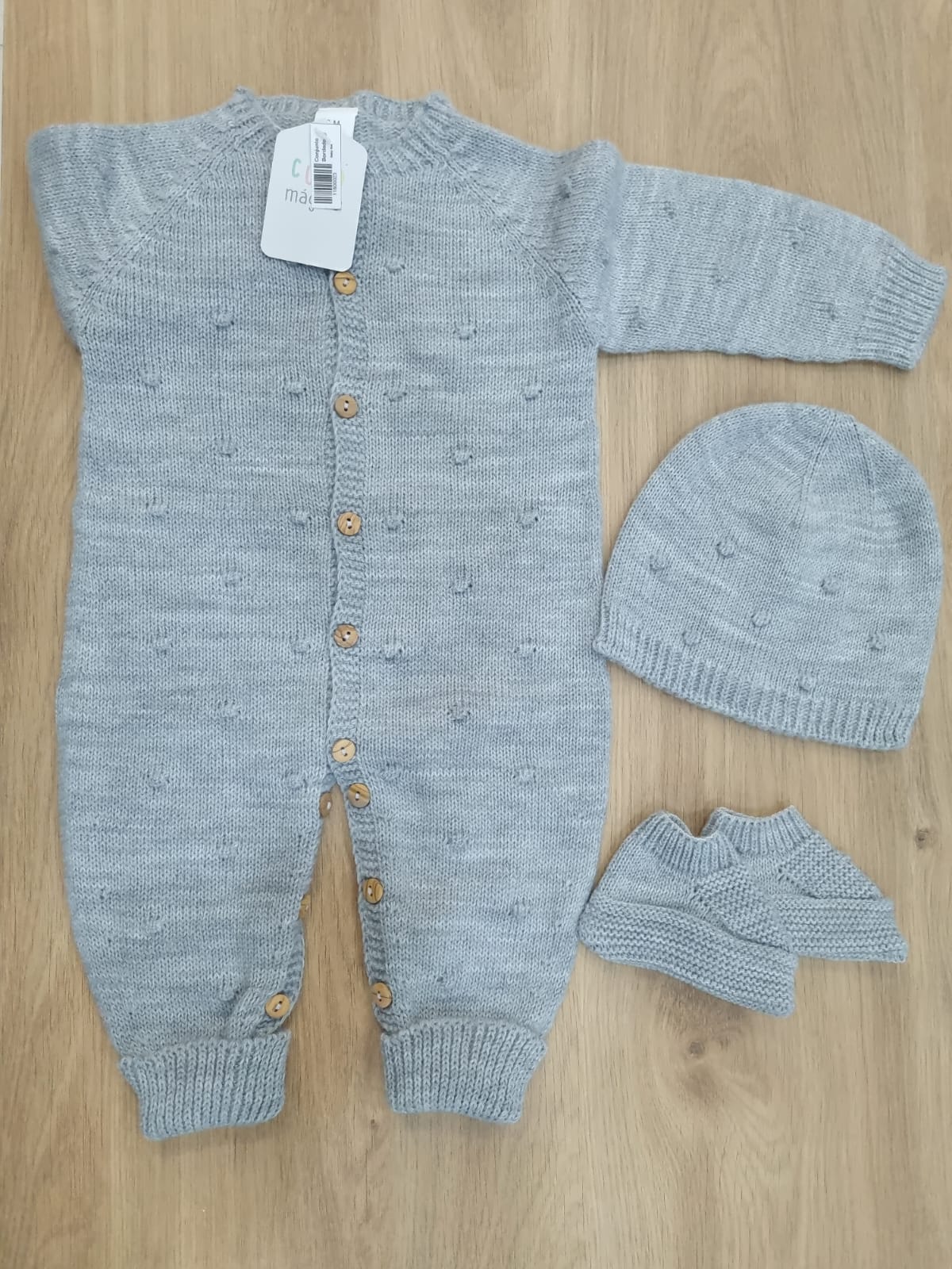 Mameluco Gris bordado con puntitos, incluye zapatos y gorro. 6M