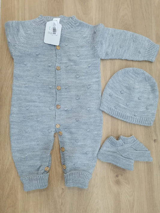Mameluco Gris bordado con puntitos, incluye zapatos y gorro. 6M